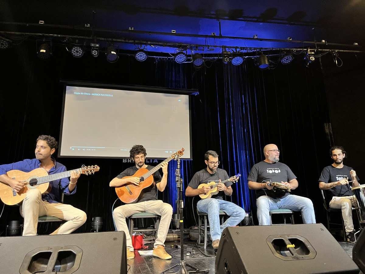 Alunos de escola pública do Cruzeiro têm aula de música no Clube do Choro