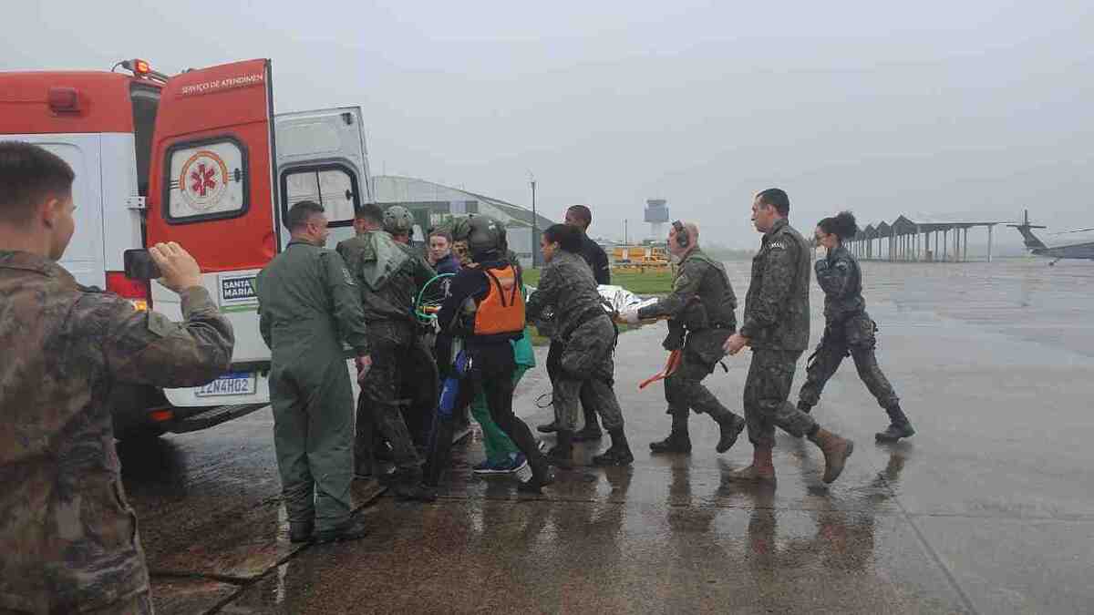 Militares da Força Aérea Brasileira fazem resgate de criança de 2 anos que estava em hospital atingido pela cheia