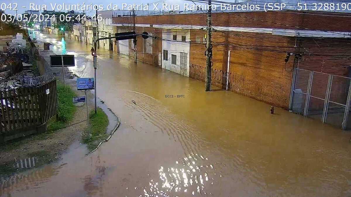 Porto Alegre esvazia centro histórico da cidade após inundação; veja 