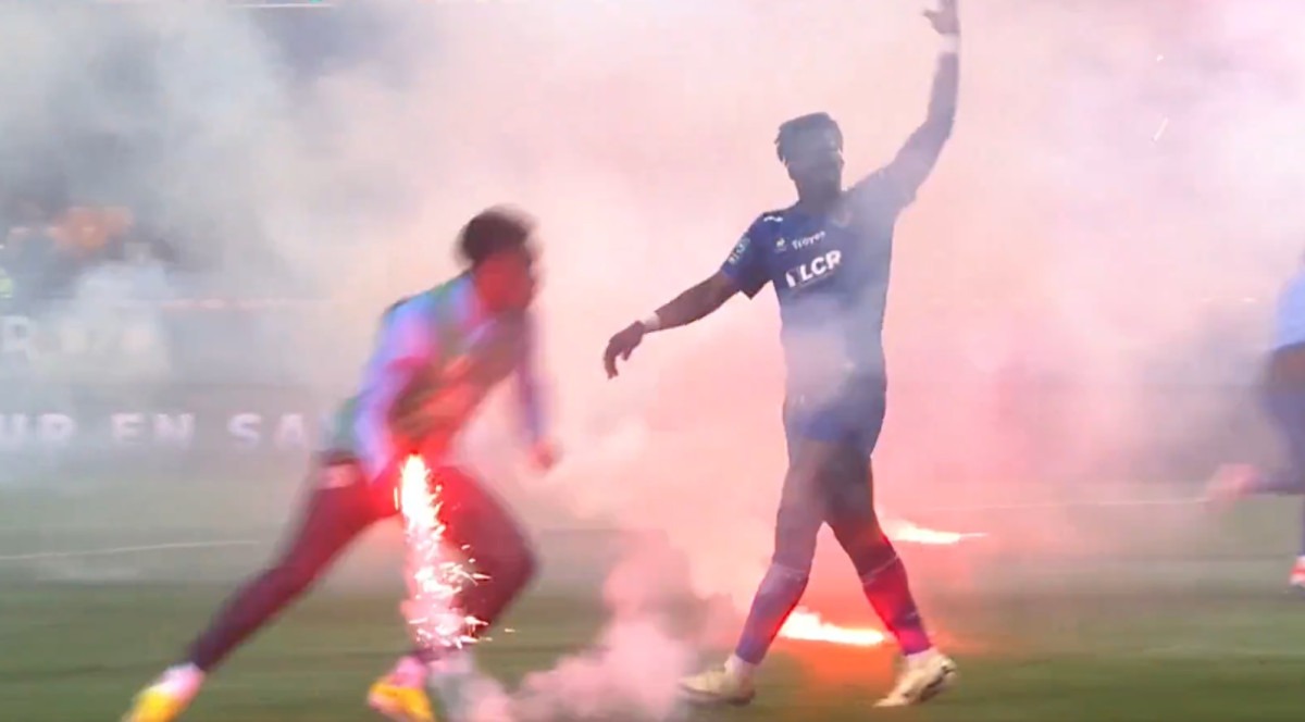 Jogadores contra-atacam e arremessam sinalizadores na torcida do próprio time; vídeo -  (crédito: No Ataque Internacional)