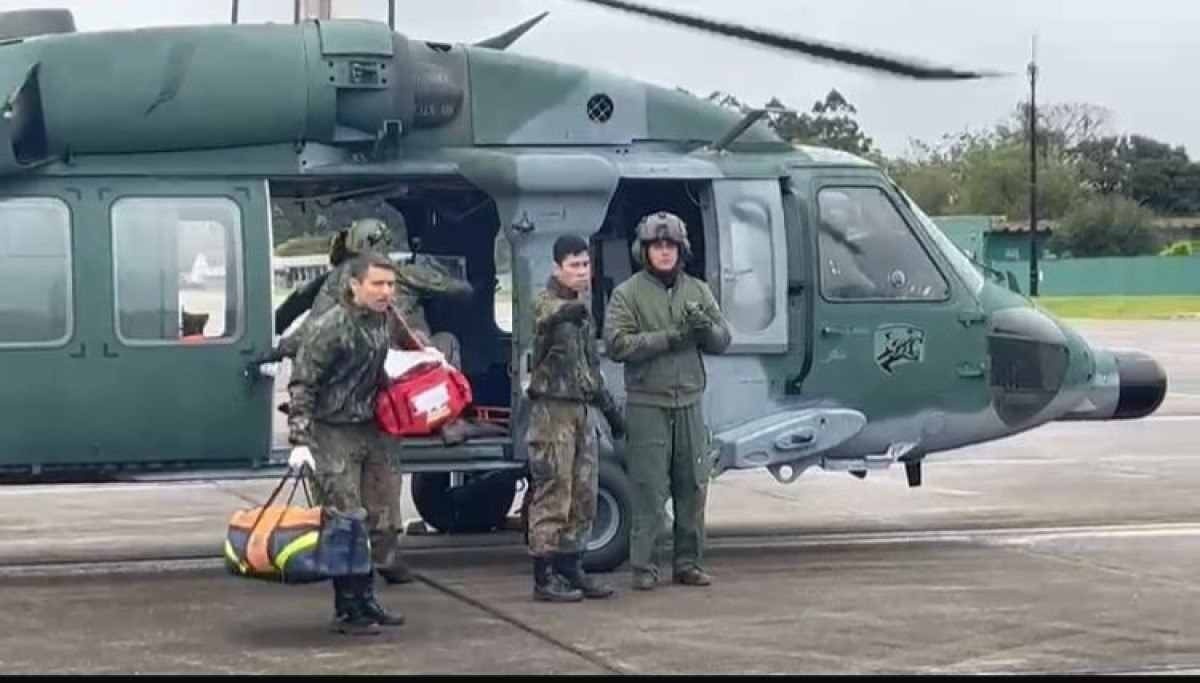 Militares fazem resgate de gestantes que vivem em áreas atingidas pela cheia no RS