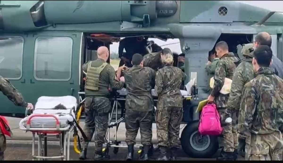 Militares fazem resgate de gestantes que vivem em áreas atingidas pela cheia no RS