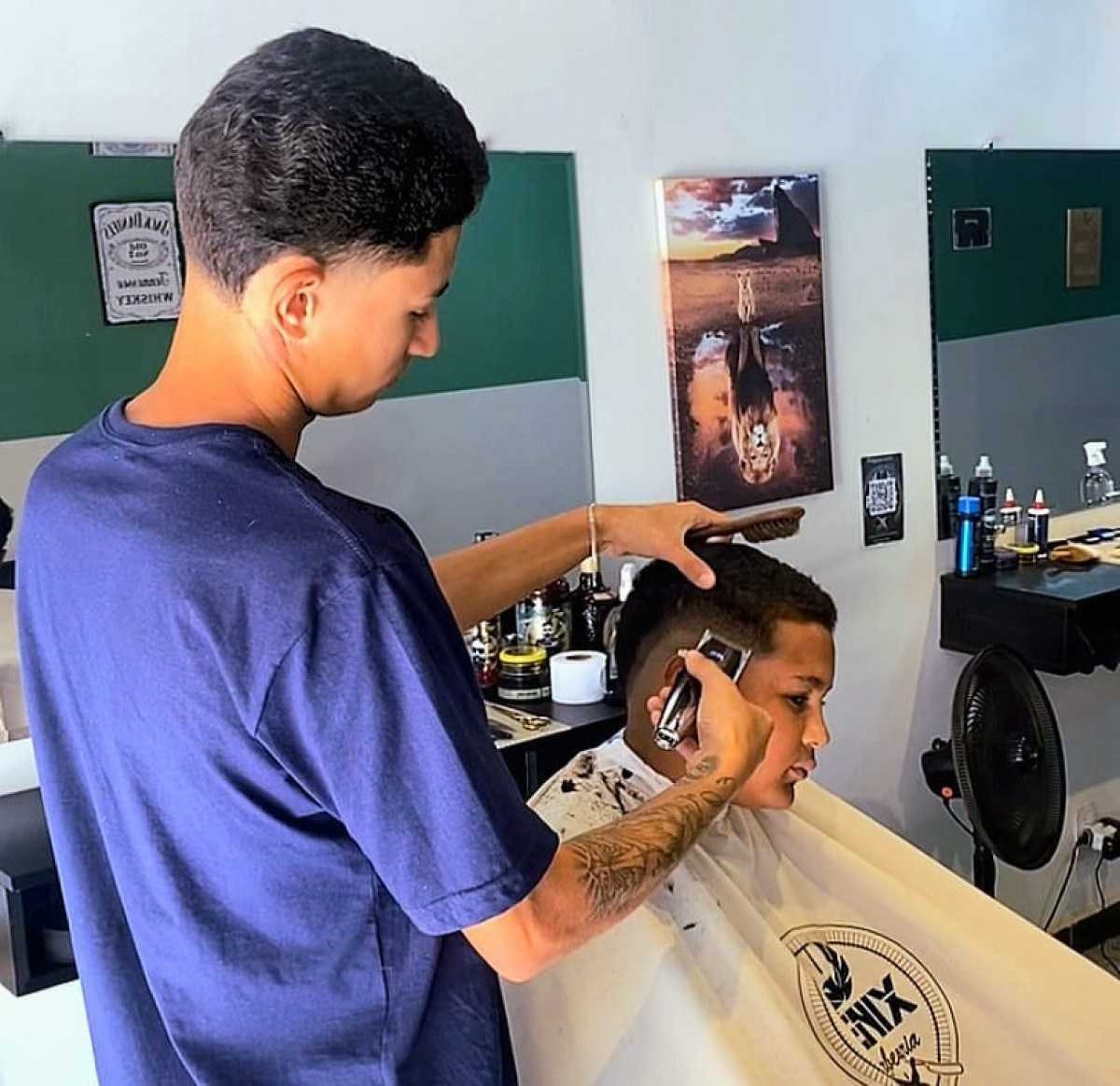 Cristian Lopes se formou barbeiro e hoje tem a própria barbearia