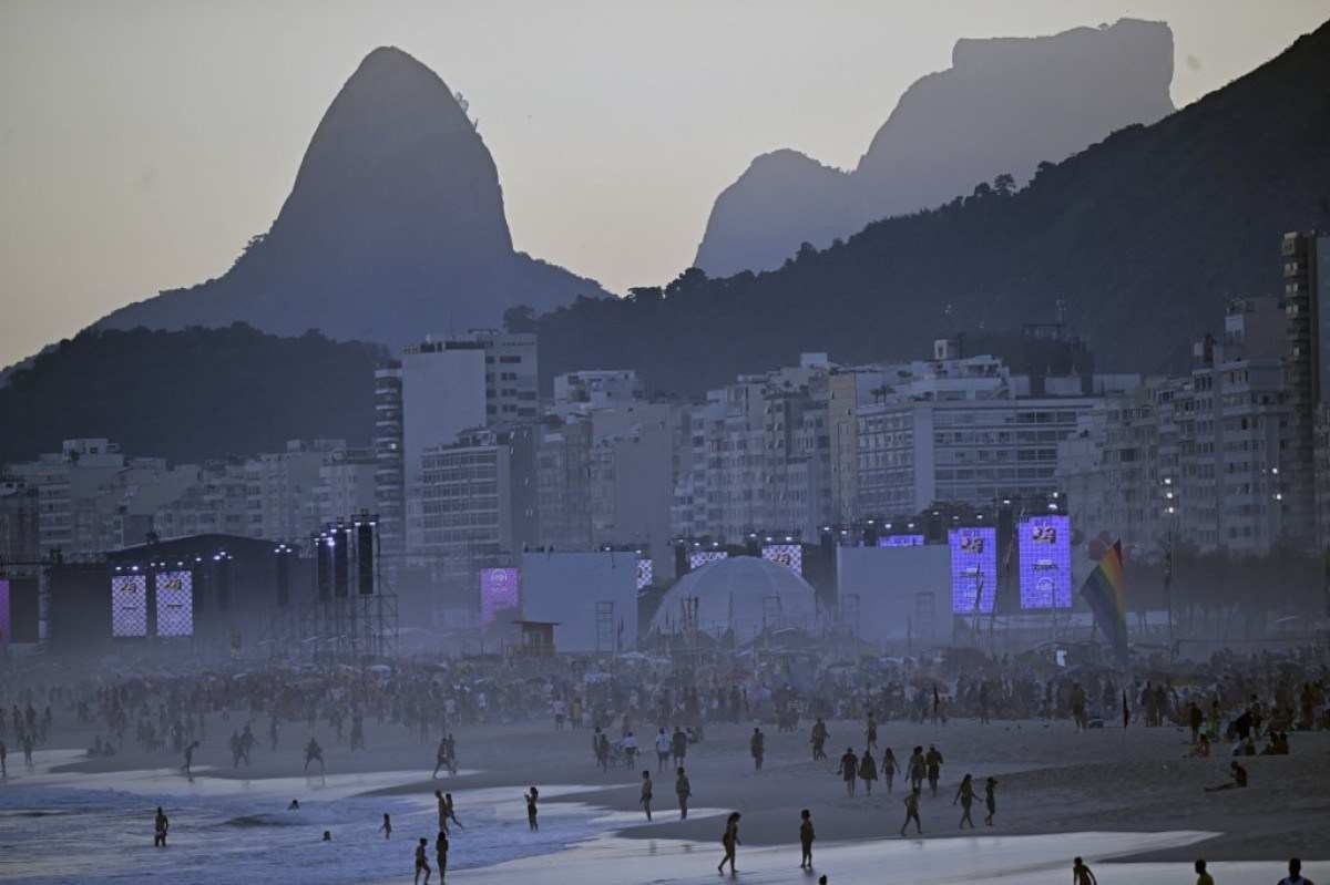 Fãs começam a lotar praia para show histórico de Madonna em Copacabana