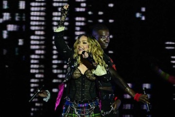 Madonna apresentou sucessos de sua carreira sem pudor, com simulações de sexo oral e provocações à Igreja Católica, assim como fez em várias outras apresentações ao longo dos anos -  (crédito: Pablo Porciuncula/AFP)
