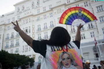 Uma fã da estrela pop norte-americana Madonna saúda o hotel Copabana Palace antes de um mega show gratuito na praia de Copacabana para encerrar sua turnê 'Celebration' no Rio de Janeiro, Brasil, em 4 de maio de 2024.        -  (crédito: Daniel Ramalho / AFP)