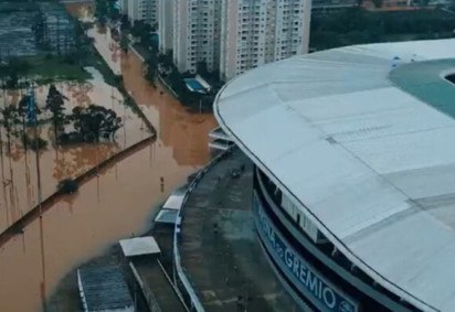 Região onde fica a Arena do Grêmio está tomada pela água - -  (crédito: Foto: Reprodução de vídeo ge)