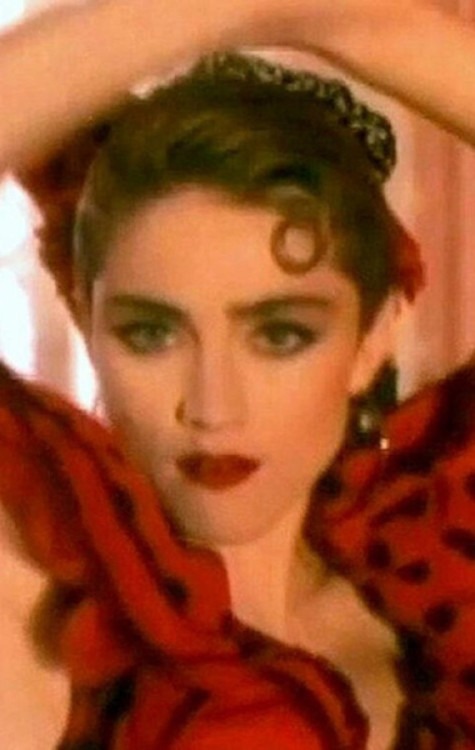 Você sabia? ‘La Isla Bonita’, hit de Madonna, possui versão brasileira lançada há 22 anos -  (crédito: Observatorio dos Famosos)
