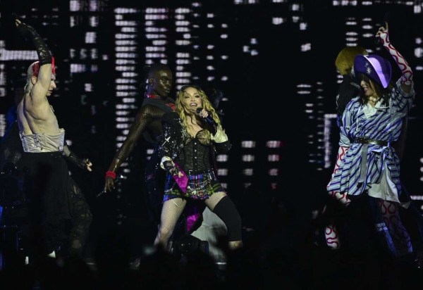  US pop star Madonna performs onstage during a free concert at Copacabana beach in Rio de Janeiro, Brazil, on May 4, 2024. . Madonna ended her ?The Celebration Tour? with a performance attended by some 1.5 million enthusiastic fans. (Photo by Pablo PORCIUNCULA / AFP)
       -  (crédito:  Pablo PORCIUNCULA/AFP)