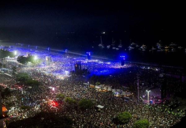 Uma vista aérea mostra a multidão esperando a estrela pop norte-americana Madonna se apresentar antes de seu mega show gratuito na praia de Copacabana, no Rio de Janeiro, Brasil, em 4 de maio de 2024. -  (crédito: Daniel Ramalho / AFP)