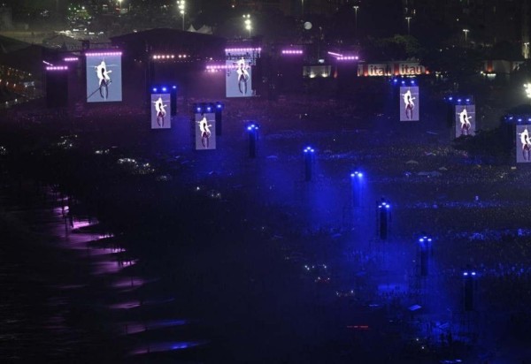 Uma vista aérea mostra o palco antes do show gratuito da estrela pop norte-americana Madonna na praia de Copacabana, no Rio de Janeiro, Brasil, em 4 de maio de 2024.  -  (crédito: MAURO PIMENTEL / AFP)
