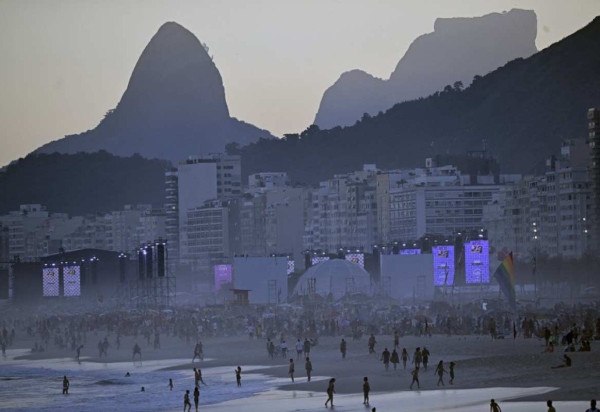 Vista geral da Praia do Leme durante o pôr do sol antes do mega show gratuito da estrela pop norte-americana Madonna para encerrar sua turnê 'Celebration' na praia de Copacabana, no Rio de Janeiro, Brasil, em 4 de maio de 2024.
       -  (crédito: MAURO PIMENTEL / AFP)