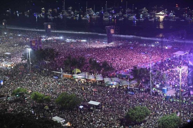 Uma vista aérea mostra a multidão antes do show gratuito da estrela pop americana Madonna na praia de Copacabana, no Rio de Janeiro, Brasil, em 4 de maio de 2024. 