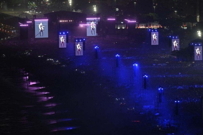 Uma vista aérea mostra o palco antes do show gratuito da estrela pop norte-americana Madonna na praia de Copacabana, no Rio de Janeiro, Brasil, em 4 de maio de 2024. 