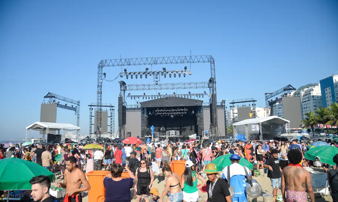 Fãs já se aglomeram em frente a palco do show da Madonna no Rio -  (crédito: EBC)