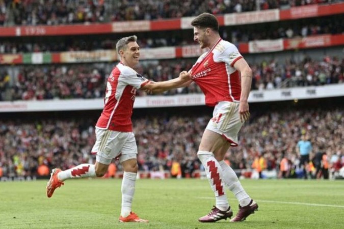  Trossard (à direita) faz o segundo gol do Arsenal e comemora ao lado do companheiro Declan Rice -  (crédito: Foto: Justin Tallis / via Getty Images)
