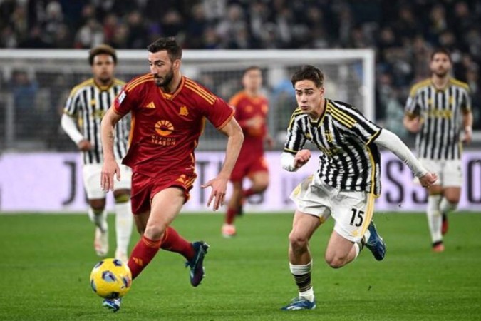  Roma's Italian midfielder #04 Bryan Cristante (L) runs with the ball ahead of Juventus Turkish forward #15 Kenan Yildiz (R) during the Italian Serie A football match between Juventus and Roma at the Allianz Stadium in Turin, on December 30, 2023. (Photo by Isabella BONOTTO / AFP) (Photo by ISABELLA BONOTTO/AFP via Getty Images)
     -  (crédito:  AFP via Getty Images)