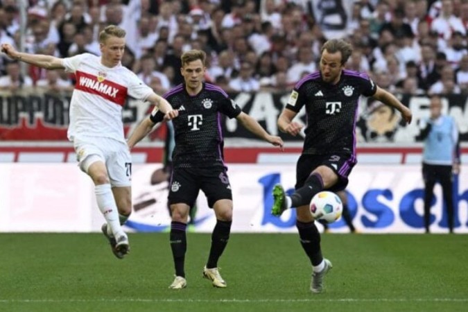  Fuehrich (do Stuttgart, de branco, à esquerda)  disputa a jogada com Kimmich e Kane, astros do Bayern -  (crédito:  Foto: Thomas Kienzle/AFP via Getty Images)