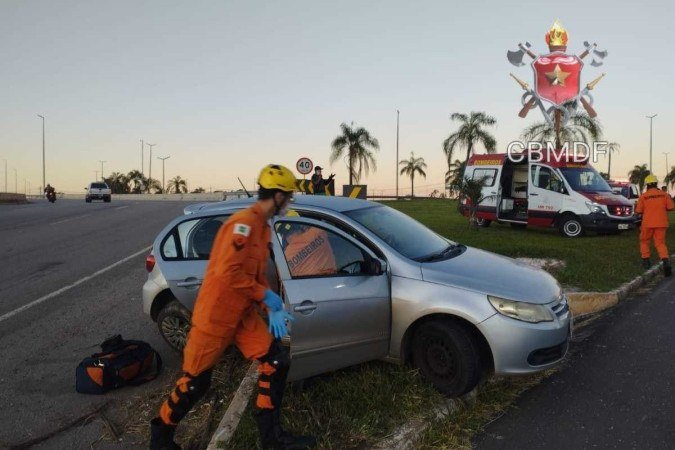 04/05/2024 - Cidades - Acidente envolvendo carro e caminhão, no viaduto de acesso à Granja do Torto 