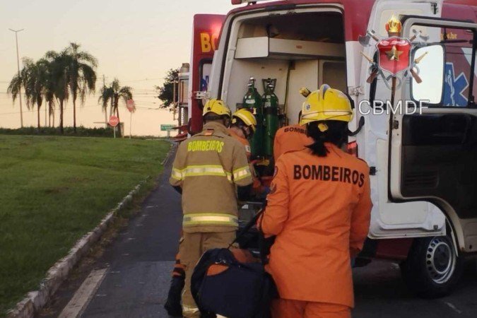 04/05/2024 - Cidades - Acidente envolvendo carro e caminhão, no viaduto de acesso à Granja do Torto 