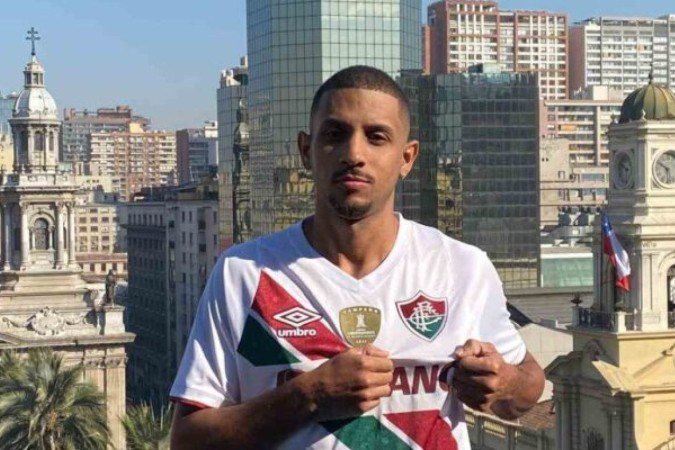 Felipe Andrade, em Santiago, mostra com orgulho escudo do Fluminense -  (crédito: Foto: Arquivo Pessoal)