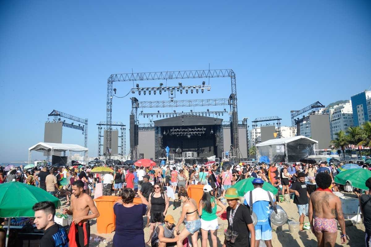 Público em frente ao palco aguarda para show da Madonna, que está programado para a noite de hoje (04)     