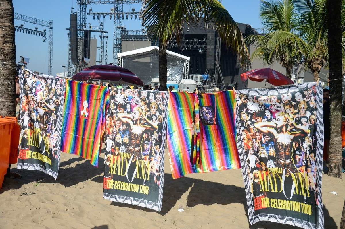 Público em frente ao palco aguarda para show da Madonna, que está programado para a noite de hoje (04)     