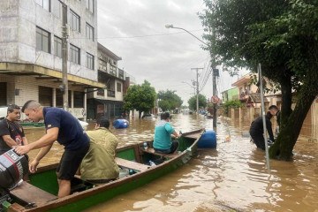 Os próximos dias serão de trégua na chuva e temperatura amena na capital gaúcha – o que deve auxiliar nos resgates -  (crédito: Joshua Straccioni/AFP)