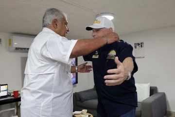 Mulino (E) abraça Martinelli, seu mentor: comemoração antecipada  -  (crédito:  AFP)