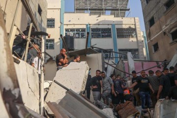 Palestinos buscam por sobreviventes nos escombros de prédio destruido após bombardeio israelense em Rafah, no sul do enclave -  (crédito:  AFP)