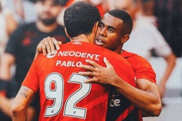 Erick recebe o abraço de Pablo após fazer o gol do Athletico sobre o Vasco  -  (crédito: Foto: Divulgação / CAP)