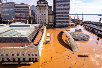 Centro de Porto Alegre, em frente ao Mercado Público, está debaixo d'água. O transbordamento do Guaíba inundou uma boa parte do bairro -  (crédito: Gustavo Mansur/Palácio Piratini)