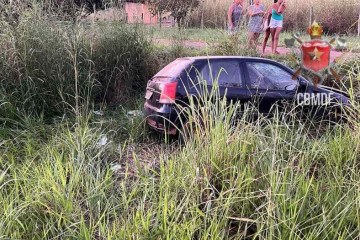 O carro, que saiu da pista no momento do acidente, era ocupado por duas pessoas -  (crédito: Divulgação/CBMDF)