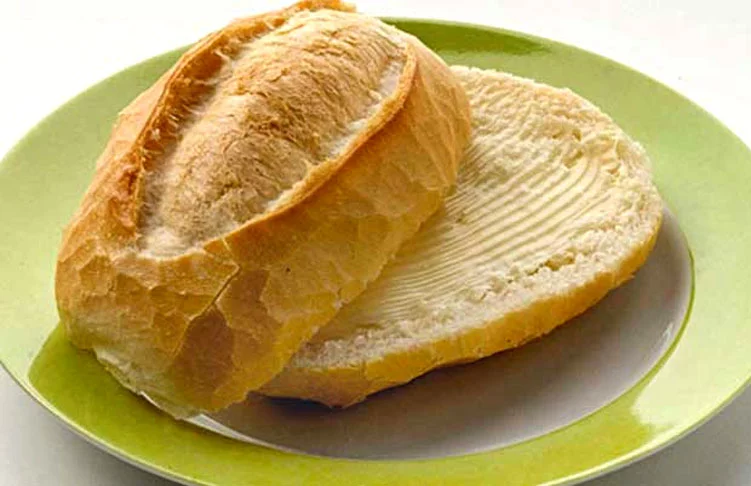 Existem alimentos que parecem feitos uns para os outros. Como o pão e a manteiga. Quem não gosta de um pão quentinho com manteiga?  -  (crédito: Reprodução do site clikaki.com.br/)