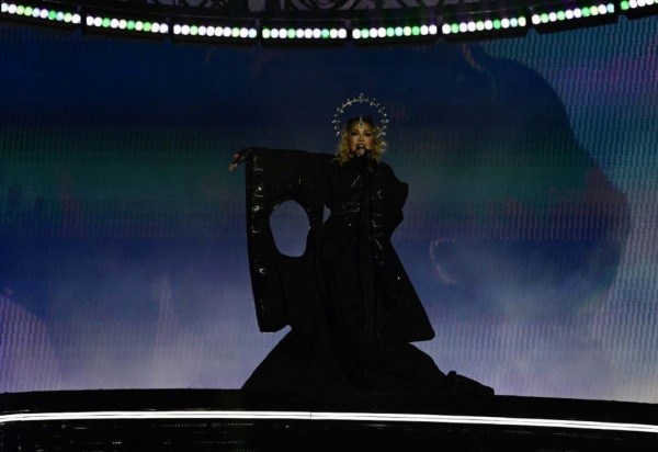 A estrela pop norte-americana Madonna se apresenta no palco durante um show gratuito na praia de Copacabana, no Rio de Janeiro, Brasil, em 4 de maio de 2024. -  (crédito: Pablo PORCIUNCULA / AFP)