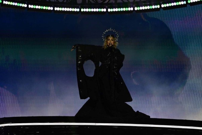 A estrela pop norte-americana Madonna se apresenta no palco durante um show gratuito na praia de Copacabana, no Rio de Janeiro, Brasil, em 4 de maio de 2024. -  (crédito: Pablo PORCIUNCULA / AFP)