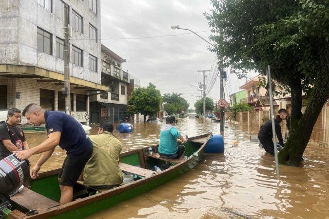 Os próximos dias serão de trégua na chuva e temperatura amena na capital gaúcha – o que deve auxiliar nos resgates - (crédito: Joshua Straccioni/AFP) Os próximos dias serão de trégua na chuva e temperatura amena na capital gaúcha – o que deve auxiliar nos resgates - (crédito: Joshua Straccioni/AFP)