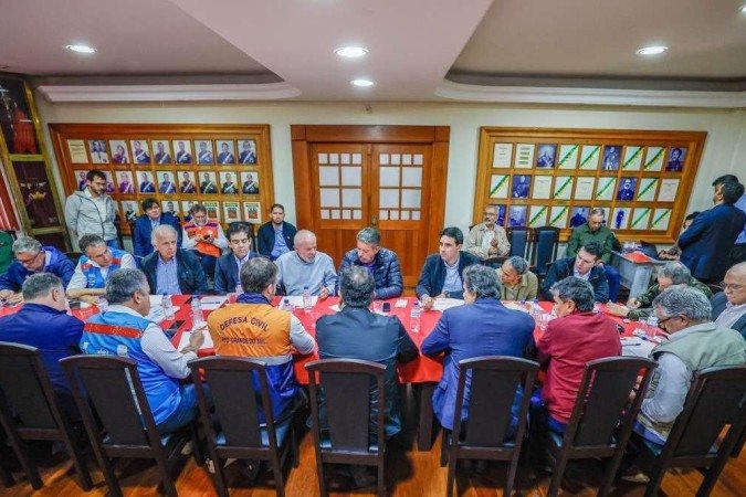 Lula conduz reunião dos representantes dos Poderes com governo gaúcho e prefeitura de Porto Alegre. Consenso é buscar soluções rápidas - (crédito: Ricardo Stuckert/PR) Lula conduz reunião dos representantes dos Poderes com governo gaúcho e prefeitura de Porto Alegre. Consenso é buscar soluções rápidas - (crédito: Ricardo Stuckert/PR)