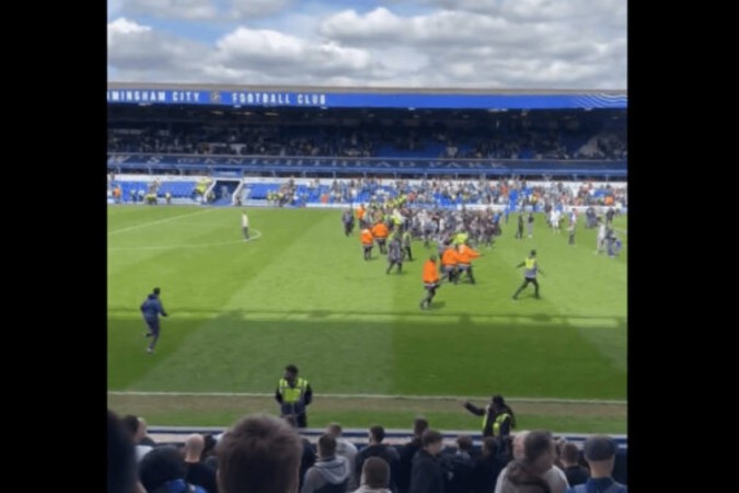 Torcedores do Birmingham invadem campo para abraçar jogadores após rebaixamento  -  (crédito: Foto: Reprodução de vídeo X (Twitter) Birmingham)
