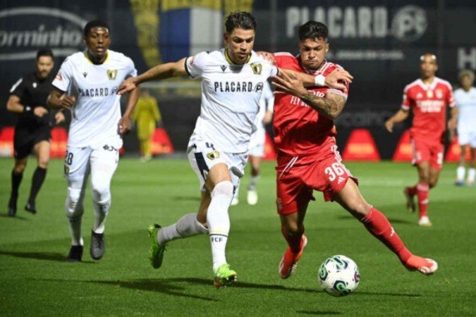 O ex-santista Marcos Leonardo (de vermelho) tenta levar o Benfica ao ataque. Mas seu time perde para o Famalicão e o Sporting é campeão por antecipaão - (crédito: Foto: Miguel Riopa/AFP via Getty Images) O ex-santista Marcos Leonardo (de vermelho) tenta levar o Benfica ao ataque. Mas seu time perde para o Famalicão e o Sporting é campeão por antecipaão - (crédito: Foto: Miguel Riopa/AFP via Getty Images)