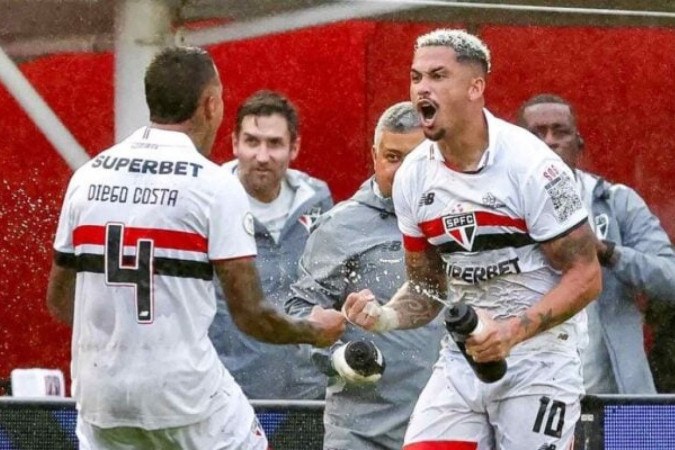 Luciano comemora um dos dois gols marcados na vitória -  (crédito: Foto: Divulgação / São Paulo)