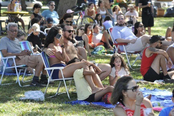  05/05/2024. Crédito: Minervino Júnior/CB/D.A Press. Brasil.  Brasilia - DF. Eixão do jazz nas proximidades da 207 Norte. Gustavo Lemos com seus filhos.