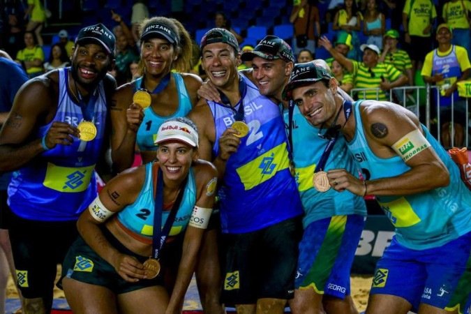 Duplas brasileiras subiram no lugar mais alto do pódio no Elite 16 de Brasília; Evandro/Arthur e Ana Patrícia/Duda foram ouro, George/André bronze -  (crédito: Volleyball World/Divulgação)