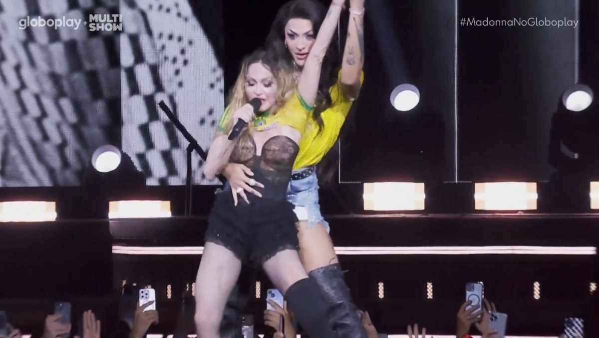 Madonna é carregada por Pabllo Vittar em show no Rio de Janeiro