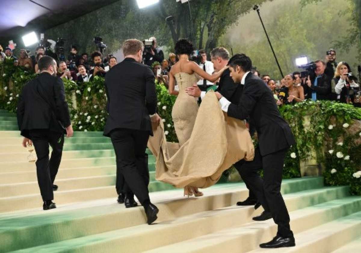 Met Gala 2024: sem conseguir subir, cantora Tyla é carregada escada acima