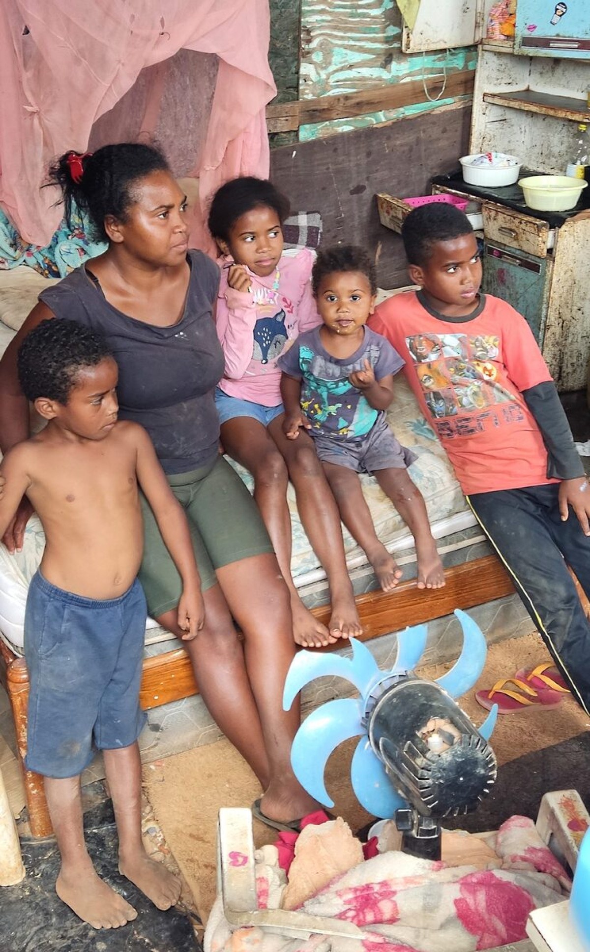 Érica Dias e os filhos dependem de doações e dos programas Bolsa Família e Prato Cheio para se alimentarem