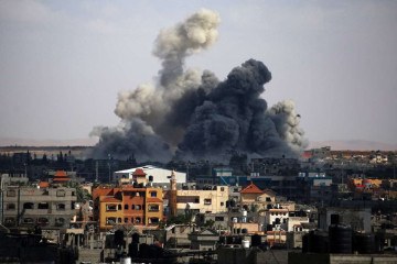 Ondas de fumaça são vistas após bombardeio israelense em Rafah, no sul da Faixa de Gaza, nesta segunda-feira (6/5), em meio ao conflito em curso entre Israel e o grupo militante palestino Hama -  (crédito:  AFP)