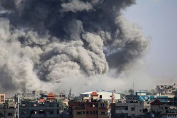 Coluna de fumaça sobe ao céu depois de bombardeio israelense, também em Rafah: à espera de uma invasão terrestre -  (crédito: AFP)