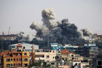 Ondas de fumaça aumentam após o bombardeio israelense em Rafah, no sul da Faixa de Gaza -  (crédito:  AFP)
