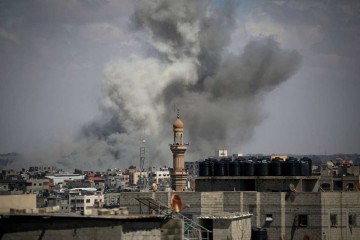  A picture taken on May 6, 2024 shows smoke billowing following bombardment east of Rafah in the southern Gaza Strip, amid the ongoing conflict between Israel and the Palestinian Hamas movement. The European Union's foreign policy chief Josep Borell condemned on May 6 Israel's order for Palestinians living in eastern Rafah to flee the Gazan city ahead of an expected ground assault. (Photo by AFP)
       -  (crédito:  AFP)